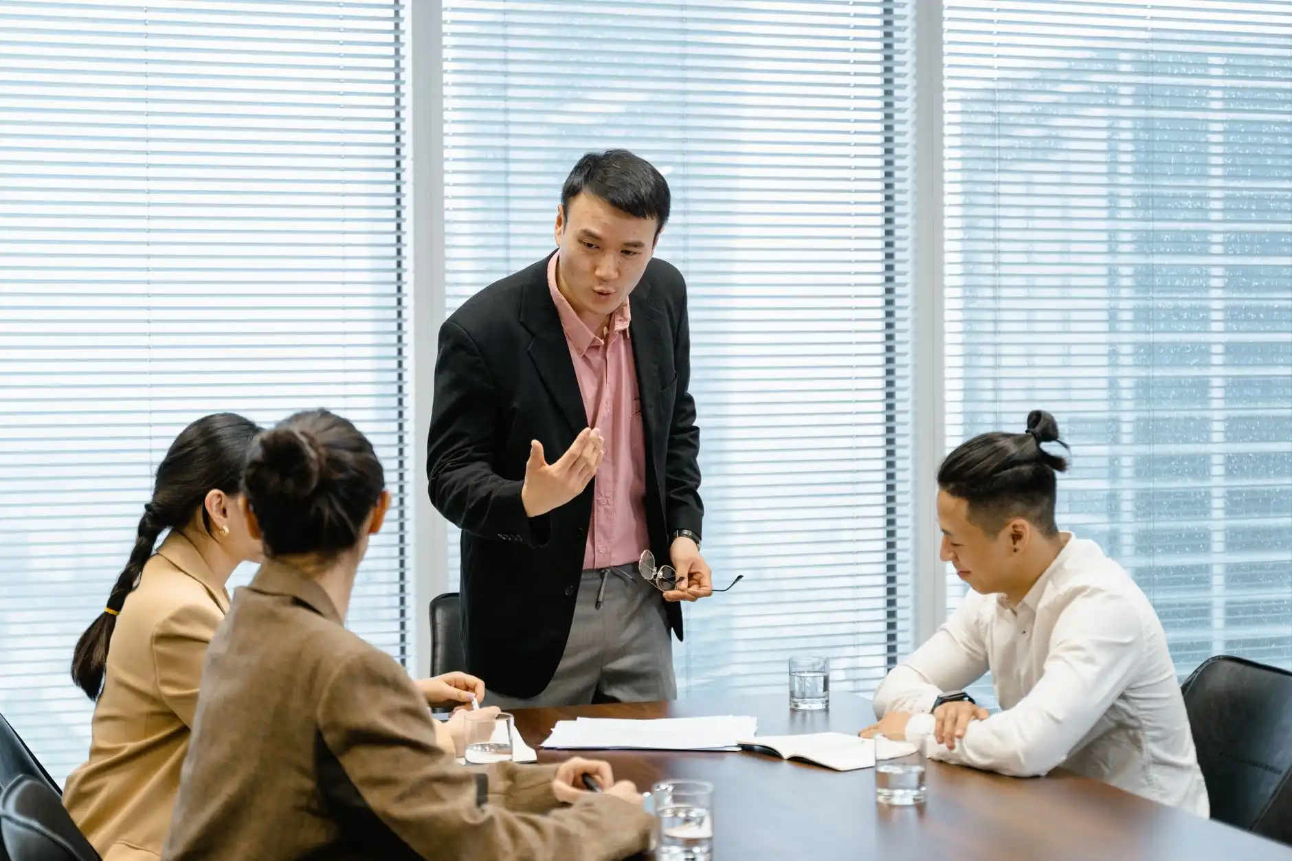 舞台妆造与个人形象设计融合方案在演艺活动中的应用
