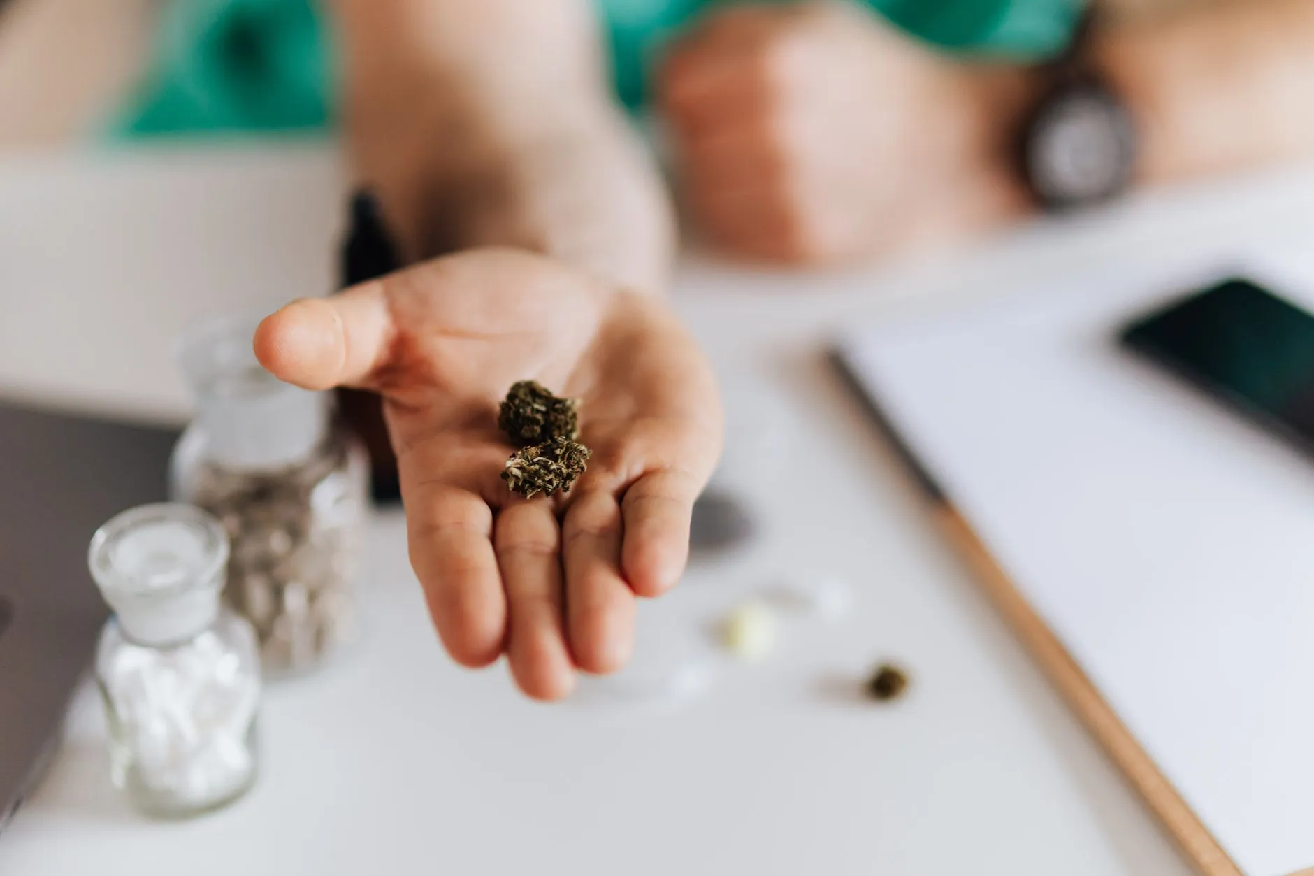 舞台妆造中色彩搭配与光影技术的专业应用分析
